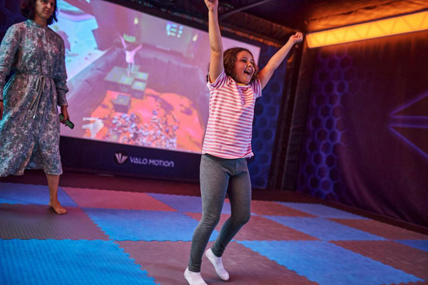 woman girl play exergame